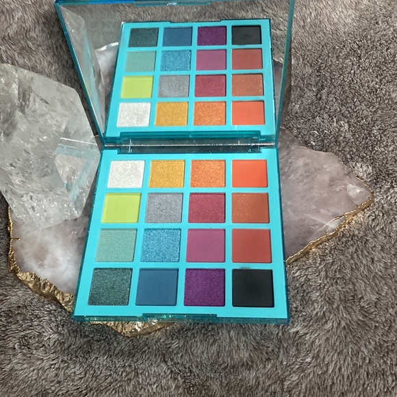LA Girl Festie Bestie Eyeshadow Palette - Picture 3 of 3